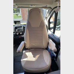 Sdeovertrk til Autocamper udfrt i slidstrkt lderlook kombineret med stof