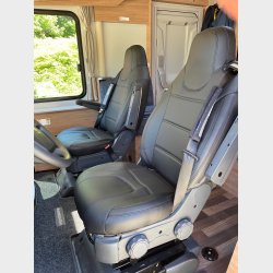 Sdeovertrk til Autocamper udfrt i slidstrkt lderlook kombineret med stof