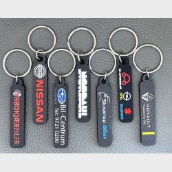 Silicone nglering med logo/tekst, der er forhjet og farvelagt