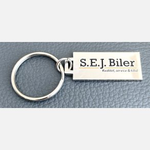 Metal nglering med logo/tekst stanset i metallet