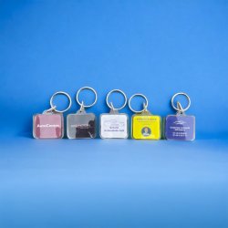 Acryln�glering 34 x 39 mm med eget logo og tekst p� begge sider