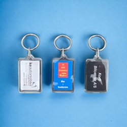 Acryln�glering 35 x 54 mm med eget logo og tekst p� begge sider